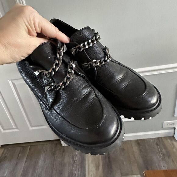 Schutz Chunky Lug Sole Loafer Women's Size 7.5 B Black Leather Gunmetal Chain - Picture 6 of 7